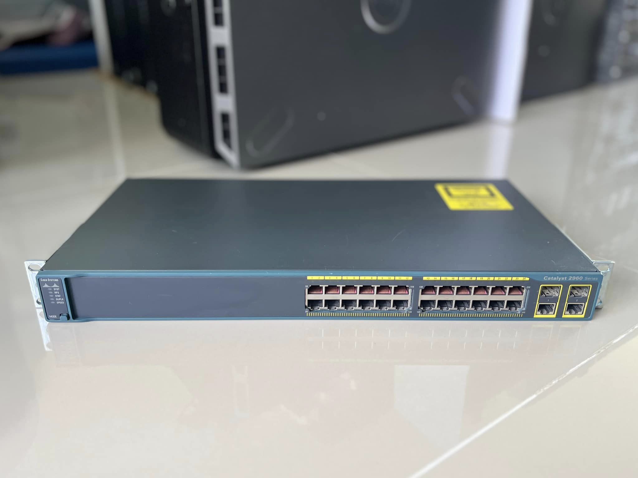 Cisco 2960 24TC L uplink 1G สวิทมือสองพร้อมใช้งาน