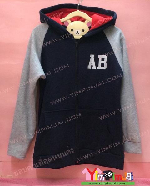 เสื้อฮู้ด เสื้อกันหนาว สีกรมท่า แขนเทา หมวกกรมท่าในแดง ซิปดำ สกรีนตามสั่ง หน้า AB หลัง AE4