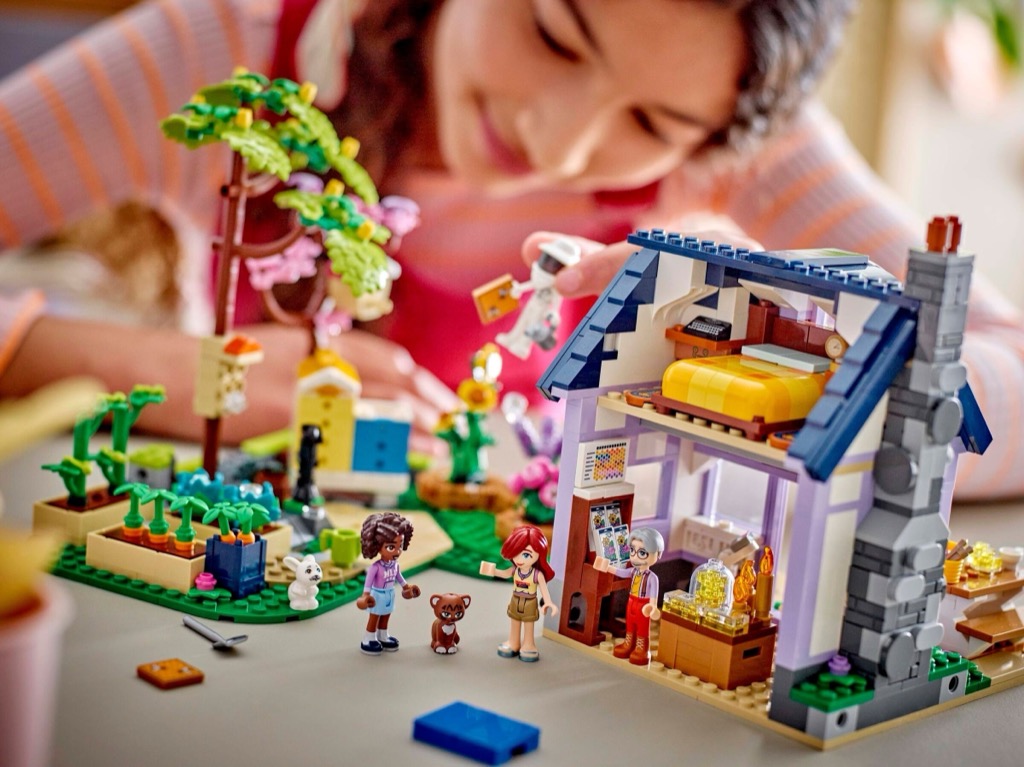 เลโก้ LEGO Friends 42669 Beekeepers' House and Flower Garden