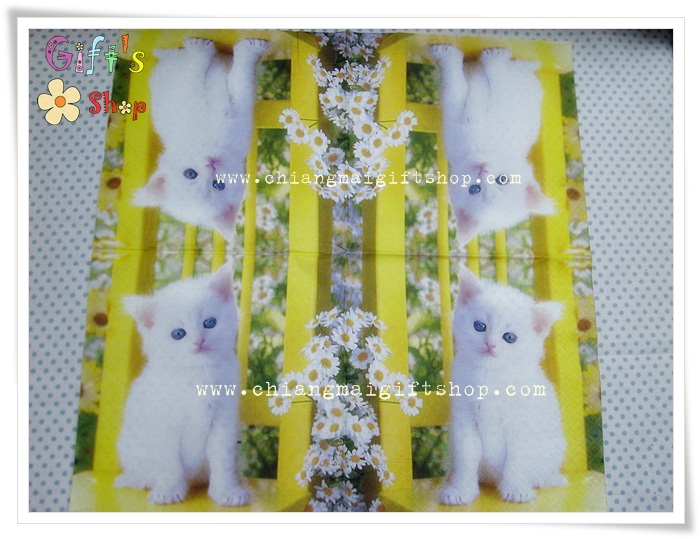กระดาษแนปกิ้น ลายลูกแมวสีขาว บนรั้วสีเหลือง ฉากหลังลายดอกไม้