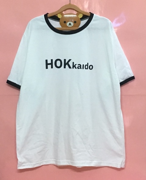 เสื้อยืดขาวคอ+กุ๊นดำ สกรีนเฟลก