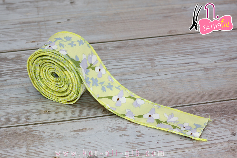 ริบบิ้นผ้าเย็บขอบ ลายดอกบุหงาส่าหรี ขนาด 4ซม. 2 หน้า(ขายเป็นหลา)