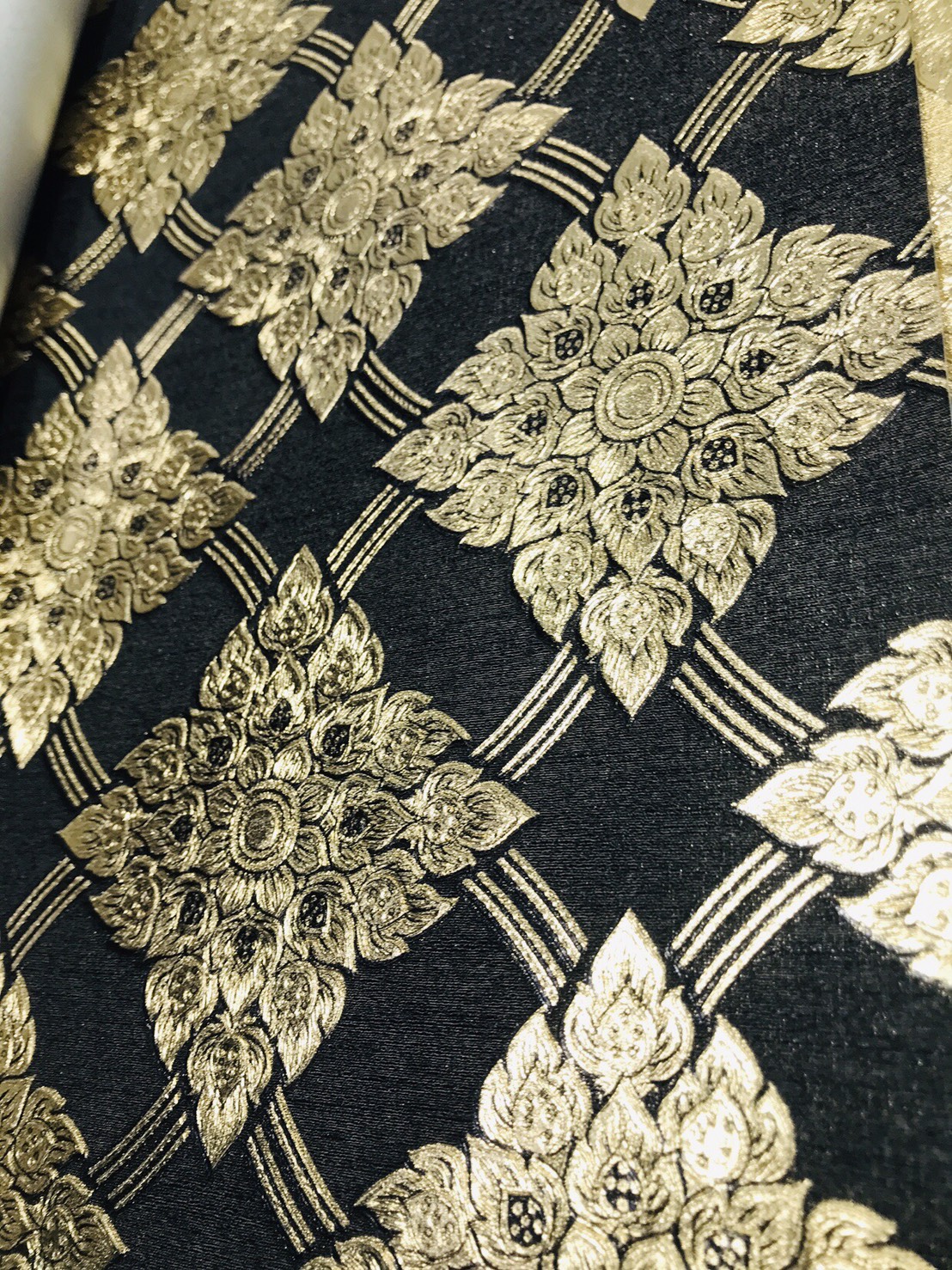 วอลเปเปอร์ติดผนังลายไทย ลายประจำยาม ดำ-ทอง RG033-10