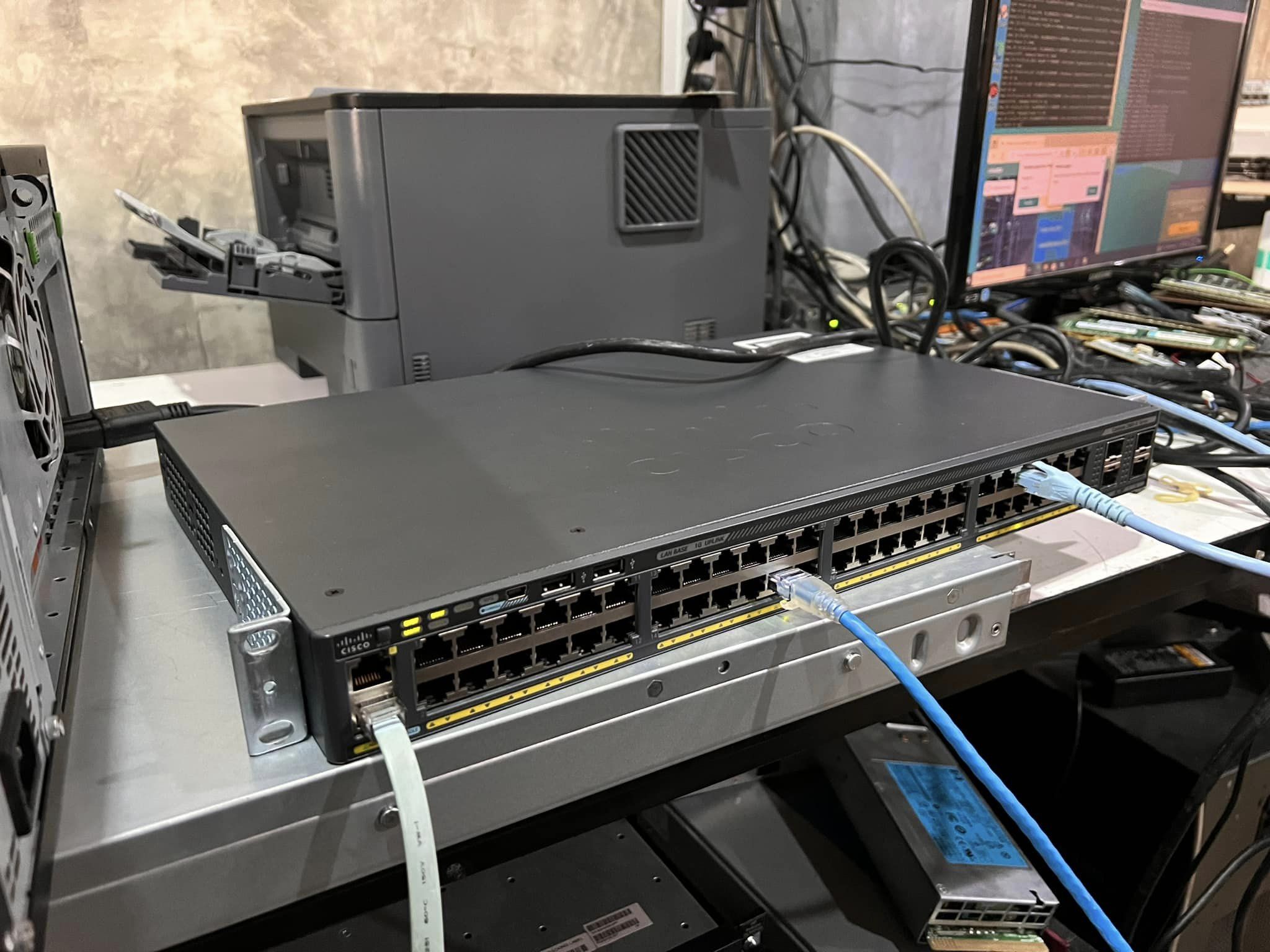 Switch Cisco 2960X-48ts-l สวิทมือสองพร้อมใช้งาน