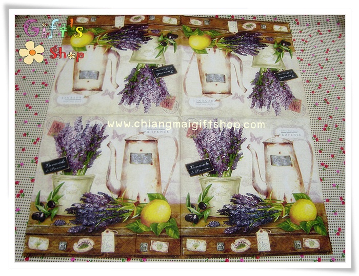 กระดาษแนปกิ้นยุโรป, ลายดอกลาเวนเดอร์สีม่วง, ลายกาน้ำชาสีขาว, ลายเลมอน, พื้นหลังสีขาว, ลายดอกไม้วางบนโต๊ะไม้, ลายดอกลาเวนเดอร์