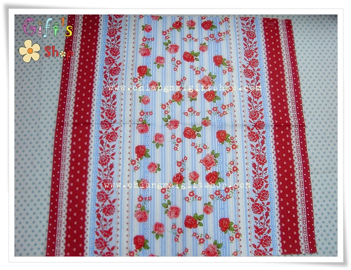 กระดาษแนปกิ้น ลายดอกกุหลาบสีแดง ลายปักผ้า พื้นหลังสีขาวฟ้า