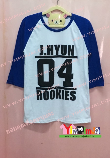 เสื้อยืด สีขาว แขนสั้นน้ำเงิน สกรีนตามสั่ง J.HYUN 04 Rookies Johny 02