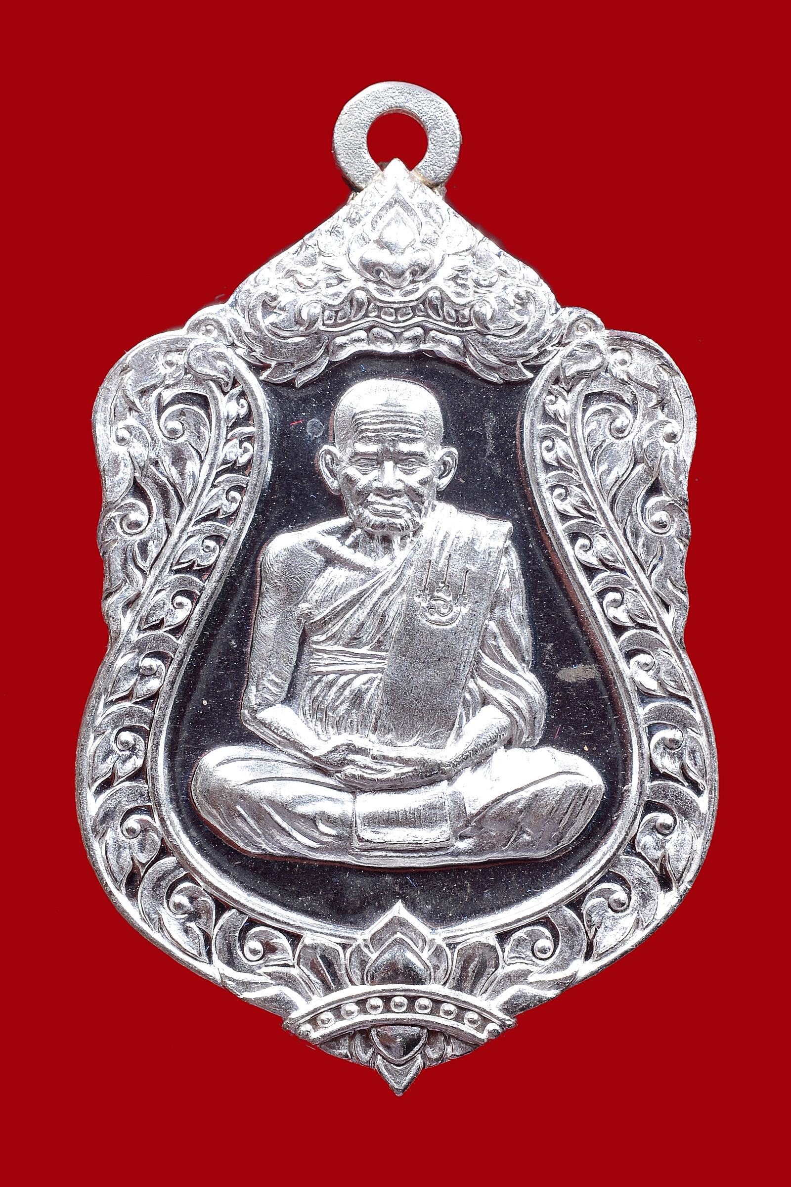 เหรียญเสมา รุ่น 111 ปี หลวงพ่อเงินวัดบางคลาน เนื้อ เงินติดห่วงเงิน ปี 2557 ครับ
