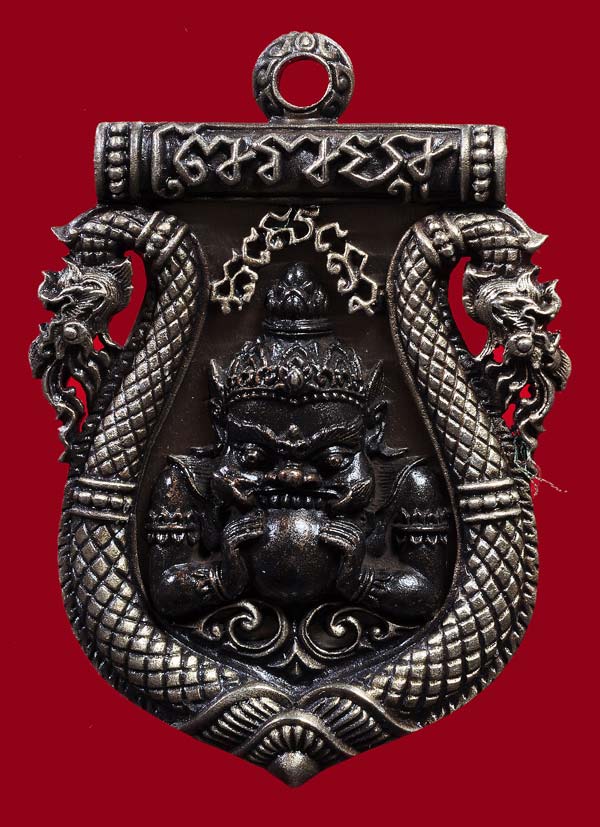 เหรียญเสมาพระราหู ฉลุลายยกองค์ พลังอำนาจ วัดศรีษะทอง เนื้อทองขาวนอกอังกฤษ องค์ดำ สวยๆ มากๆ ครับ