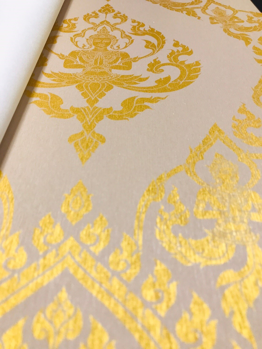 วอลเปเปอร์ลายไทย ลายเทพพนม เทา-ทอง 099-11