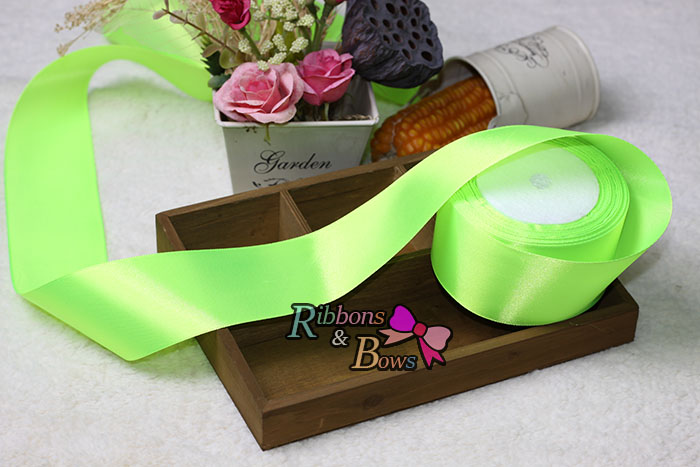 ริบบิ้นผ้าซาตินสีเขียว ม้วน 25 หลา SA036