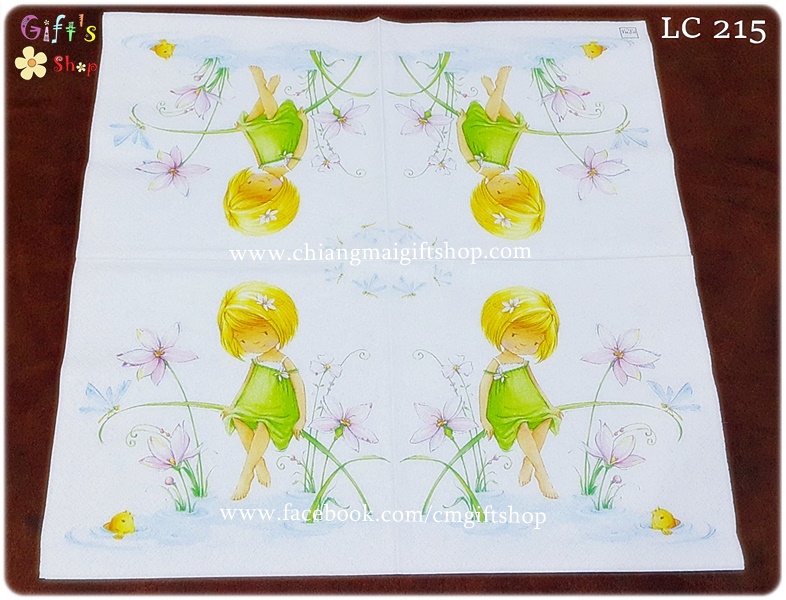 กระดาษแนปกิ้น ลายเด็กผู้หญิงผมสั้นสีทอง ใส่ชุดสีเขียว นั่งบนใบไม้ในน้ำที่มีแมลงปอเกาะ มีดอกไม้สีชมพูและเป็ดเหลือง พื้นหลังสีขาว
