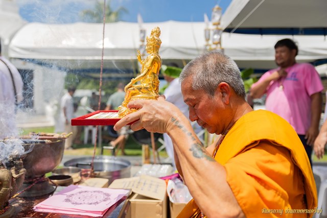 เหรียญแสตมป์จตุคามรามเทพ รุ่นโครตเศรษฐี 2 เนื้อ นวะโลหะหน้ากากเงินแท้ ชุดกรรมการ ปี 2566 พิธีดี น่าเก็บ หายากมาก