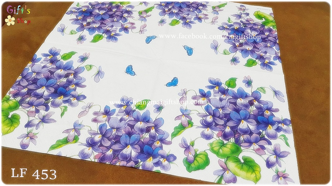 กระดาษแนปกิ้น ลายดอกไม้สีม่วง ช่อดอกไม้สีม่วงเข้ม ใบไม้สีเขียว ผีเสื้อสีฟ้า พื้นหลังสีขาว