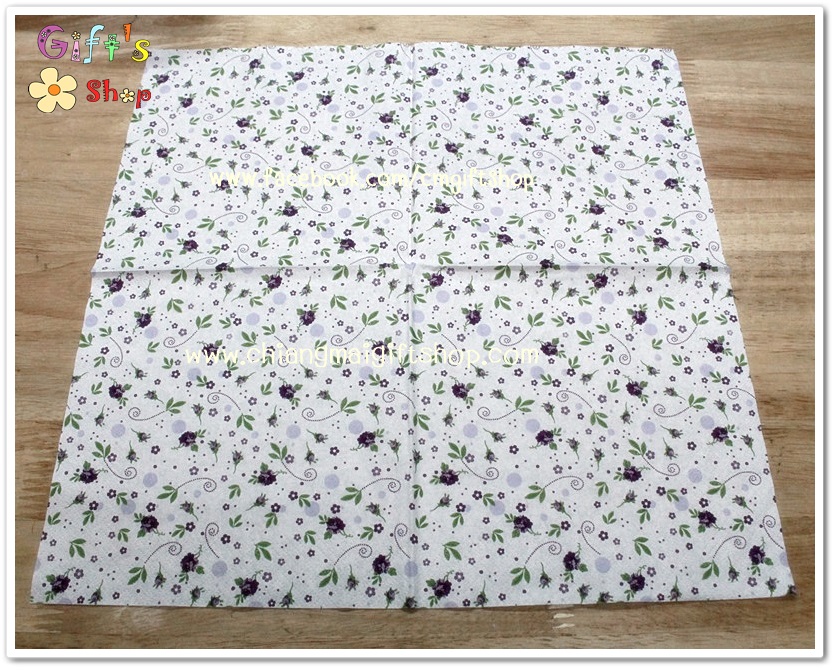 กระดาษแนปกิ้น ลายใบไม้ ดอกไม้เล็กๆสีม่วง พื้นหลังสีขาว