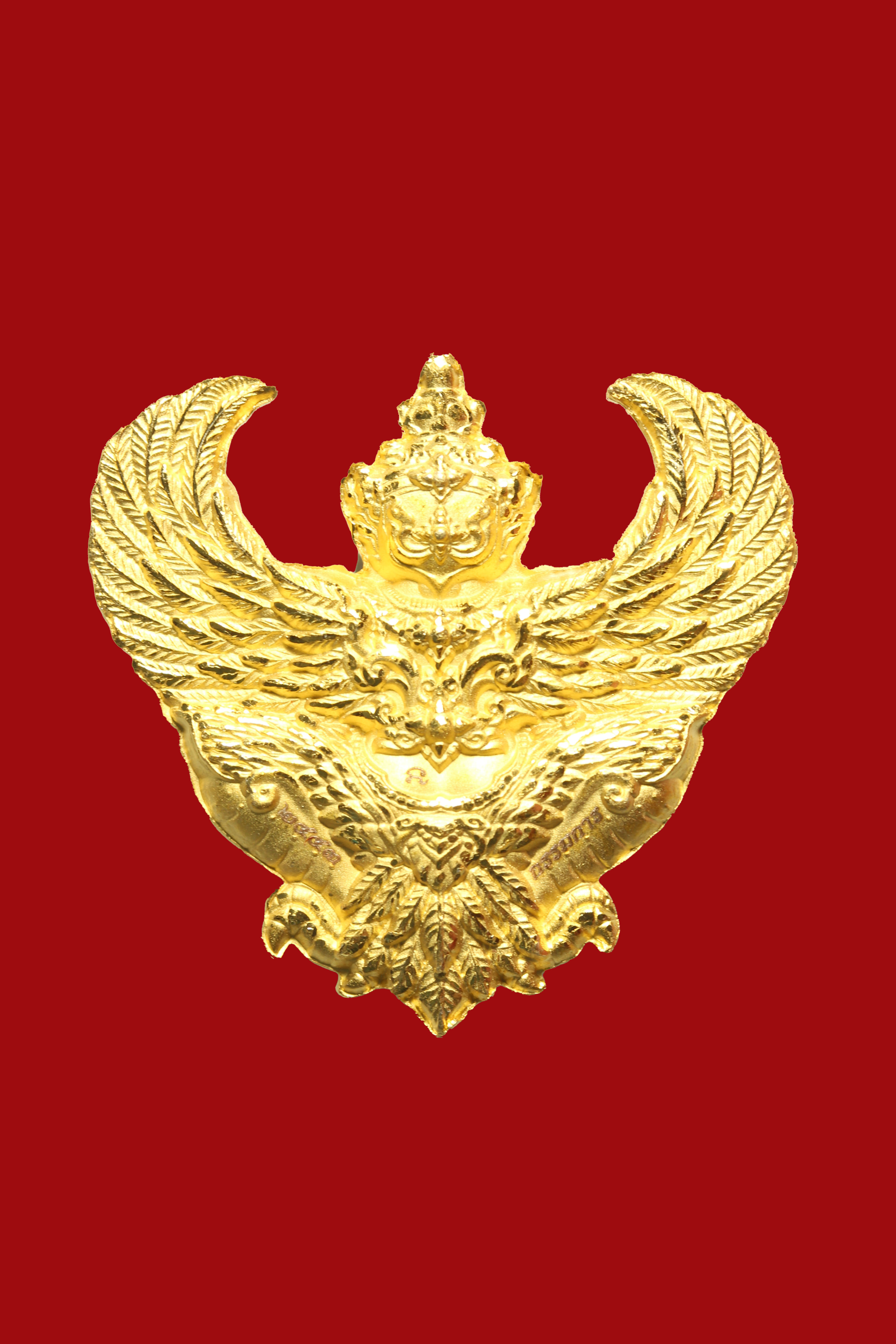 พญาครุฑพิมพ์ใหญ่ สูง 3 ซม.พ่อท่านเขียว วัดห้วยเงาะ เนื้อกะไหล่ทองพ่นทรายขัดเงาบางส่วน ชุดกรรมการ รุ่นเพชรทักษิณ ปี 2564 สวยงามมาก พร้อมกล่องเดิม