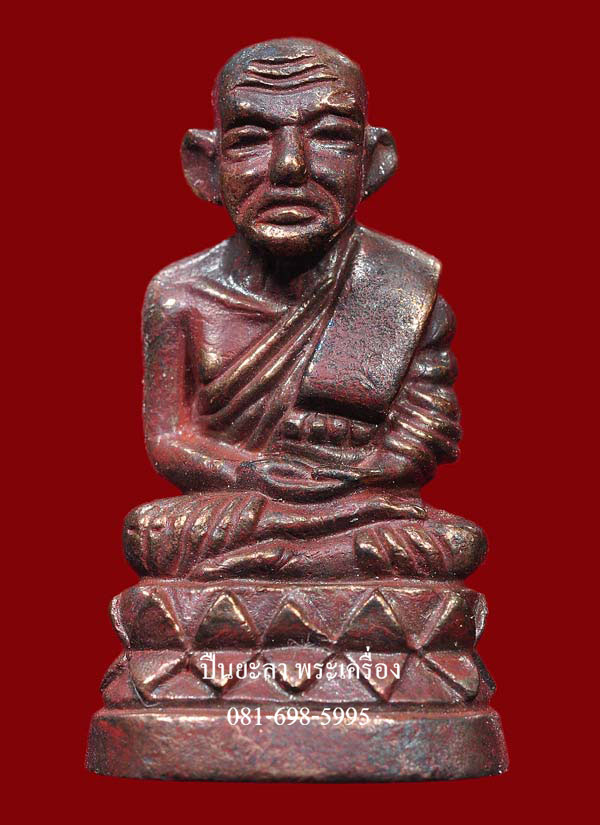 พระกริ่งเทพเจ้าแห่งโพ้นทะเล หลวงพ่อทวด พิมพ์บัวรอบก้นลายเซ็น รุ่นมหายันต์นิรันตราย ลังกาสุกะ 55 เนื้อนวโลหะ มหาชนวนผสมทองคำตระกรุดเก่า พระอาจารย์แดง วัดไร่ ปัตตานี ปี 2555 สวยงามมากครับ