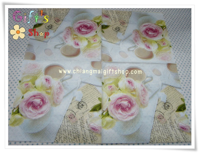 กระดาษแนปกิ้น ลายดอกกุหลาบสีชมพู แก้ว ถ้วยกาแฟ จดหมาย พื้นหลังสีขาว