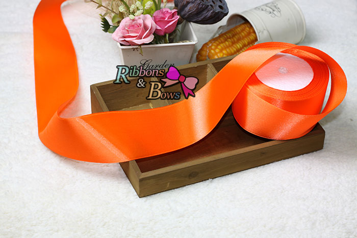 ริบบิ้นผ้าซาตินสีส้ม ม้วน 25 หลา SA017