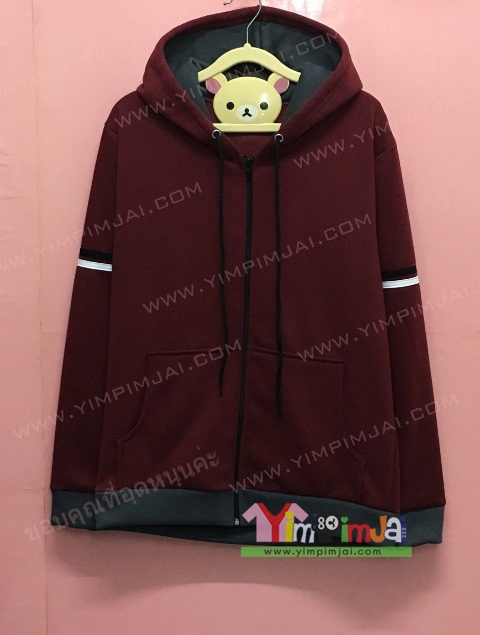 เสื้อแจ็คเก็ตฮู้ดสีเลือดหมู แต่งแถบแขนสองสี ทำเป็นเสื้อรุ่น เจาะตาไก่ใส่เชือก