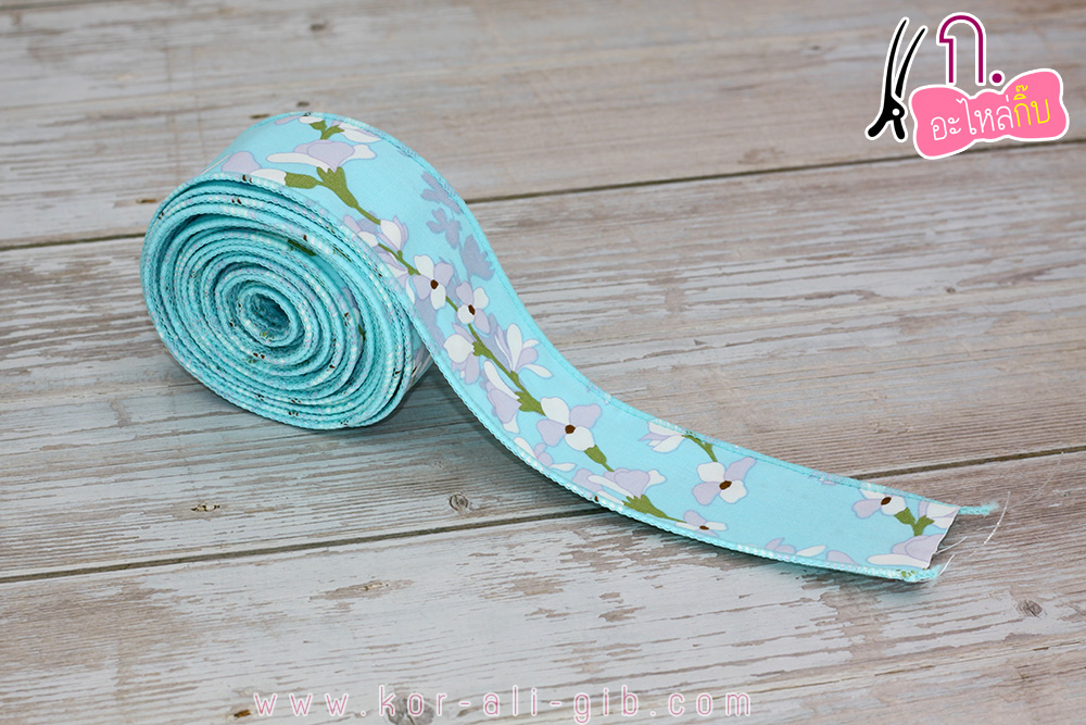 ริบบิ้นผ้าเย็บขอบ ลายดอกบุหงาส่าหรี ขนาด 4ซม. 2 หน้า(ขายเป็นหลา)