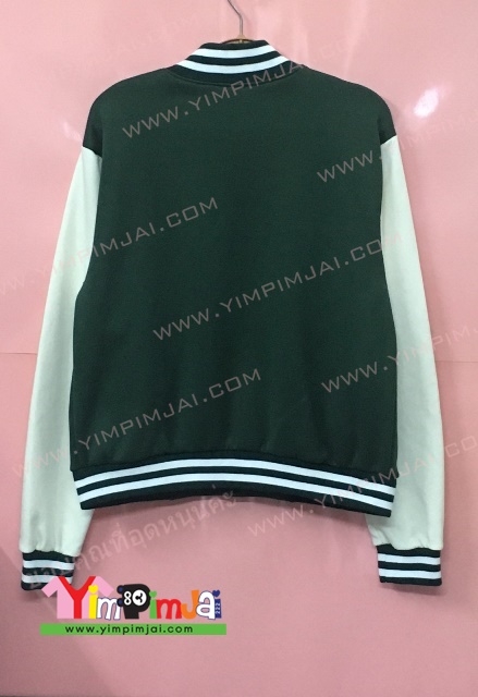เสื้อแจ็คเก็ตเบสบอลเขียวเข้มแขนยาว สั่งตัดลดความยาวลำตัว