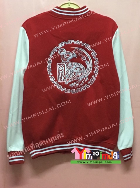 เสื้อกันหนาว เบสบอล สีแดง แขนยาวขาว กระดุมขาว มีกระเป๋า สรีนตามสั่ง สกรีนหลัง