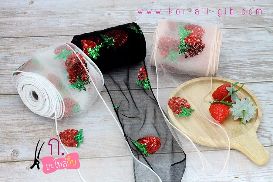 ริบบิ้นผ้าตาข่ายลายสตอรว์เบอร์รี่เลื่อม เย็บขอบ ขนาด 10 ซม.