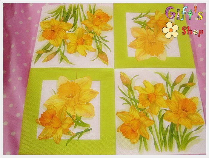 กระดาษแนปกิ้น ลายดอกไม้สีเหลือง พื้นหลังสีขาว-เขียว