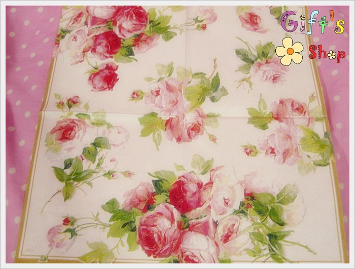 กระดาษแนปกิ้นยุโรป, ลายดอกกุหลาบสีชมพู, ลายดอกกุหลาบสีแดง, ลายดอกกุหลาบใหญ่, พื้นหลังสีครีม, ขอบทอง, ลายดอกไม้ใหญ่ๆ, พื้นหลังสีอ่อน