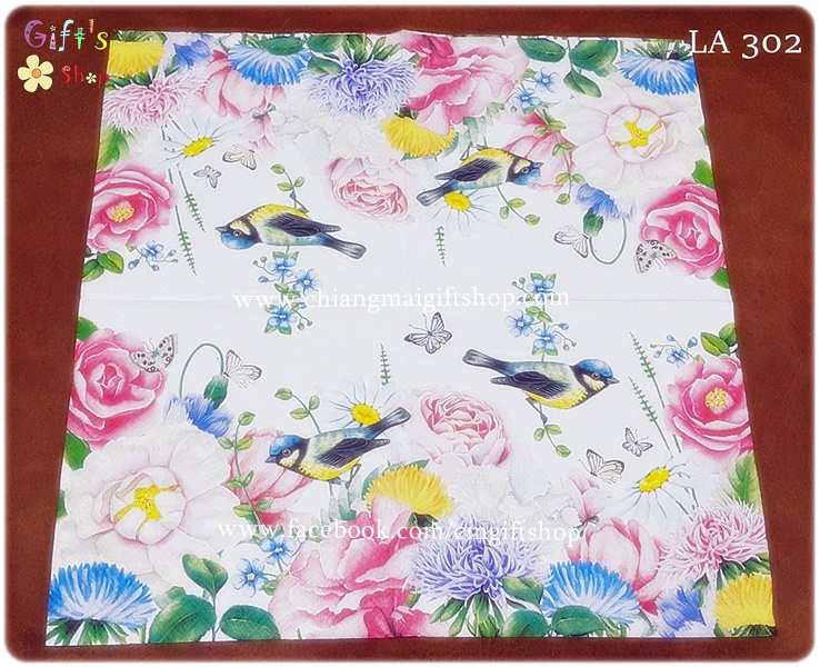 กระดาษแนปกิ้น ลายนกสีเหลืองฟ้าดำชมดอกไม้หลายสี ดอกไม้สีแดงชมพูฟ้าเหลืองขาวใบไม้สีเขียว ผีเสื้อตัวเล็ก พื้นหลังสีขาว