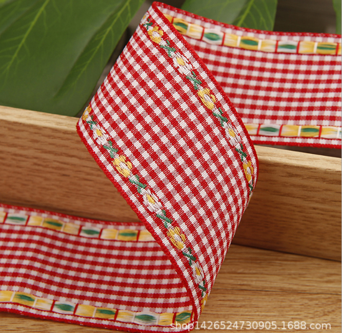 ริบบิ้นผ้าฝ้าย ลายสก๊อด ริมปักดอกไม้ ขนาด 38 มม.