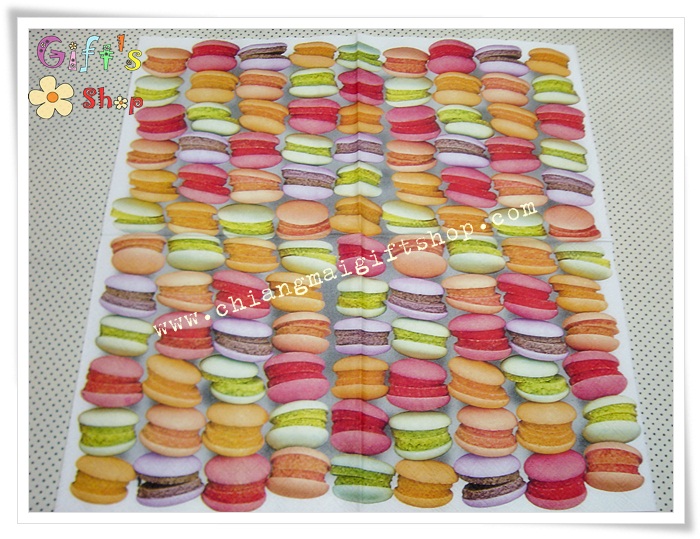 กระดาษแนปกิ้น ลายขนมมาการองหลากสีพื้นหลังสีขาว