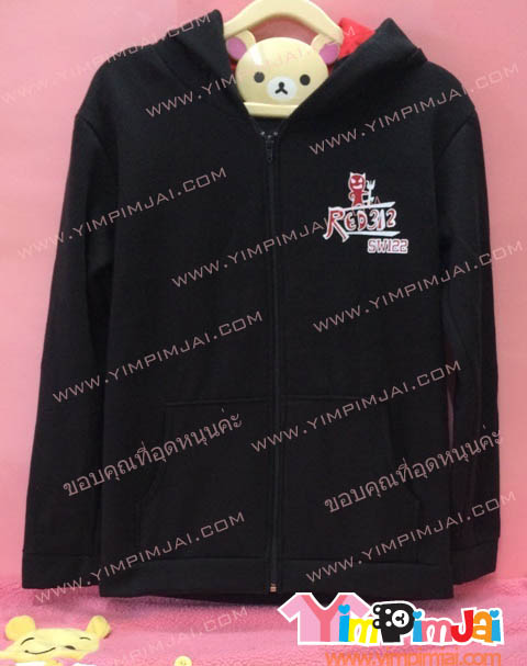 เสื้อกันหนาว สีดำ ซิปดำ แขนยาว หมวกในแดง หูแดง สกรีนตามสั่ง Red 312