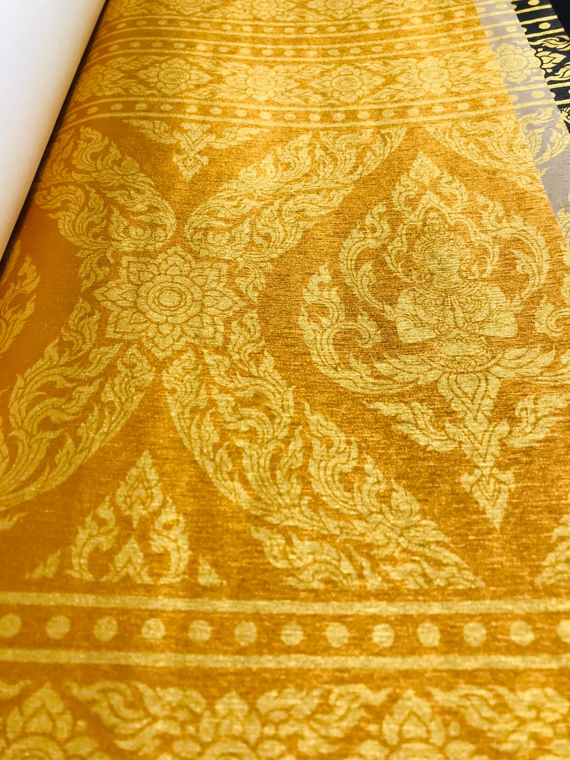 วอลเปเปอร์ลายไทย ลายเทพพนม (ขอบบนล่าง) ทอง BD122-12