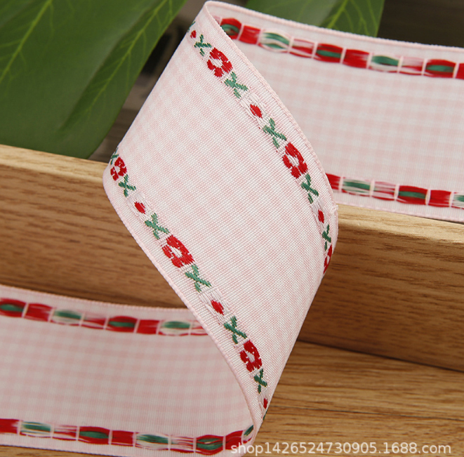 ริบบิ้นผ้าฝ้าย ลายสก๊อด ริมปักดอกไม้ ขนาด 38 มม.