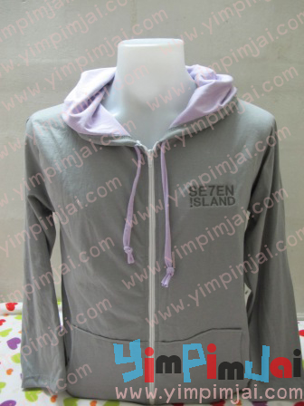 เสื้อรุ่น มีฮู๊ด สีเทาซ้อนหมวกม่วง แขนยาว ซิปขาว ปักชื่อรุ่น ชื่อห้อง