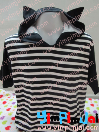 เสื้อฮู้ดผ้าริ้วลายขาวดำ มีทั้งแขนสั้ืน แขนยาว แขนเว้า เพิ่มหางแมวติดกระดุมแบบถอดได้