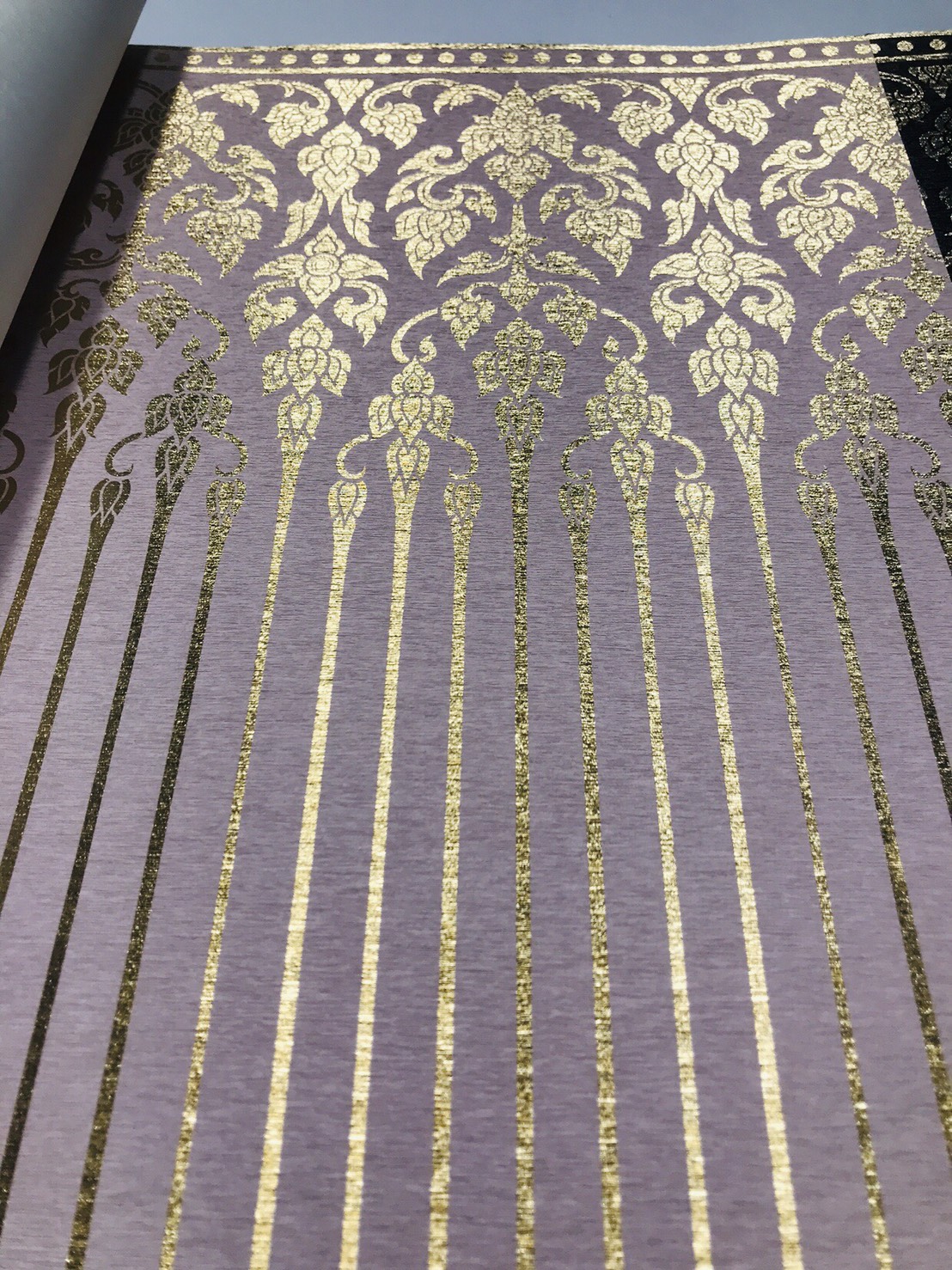 วอลเปเปอร์ลายไทย (ขอบบนล่าง) เทา-ทอง 47-049-02