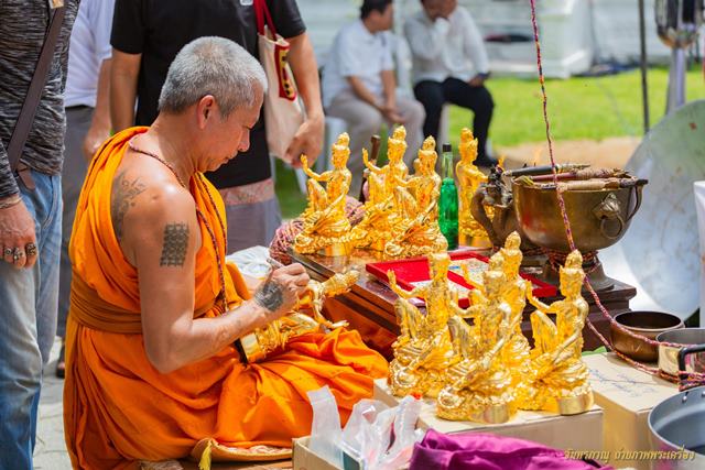 เหรียญแสตมป์จตุคามรามเทพ รุ่นโครตเศรษฐี 2 เนื้อ นวะโลหะหน้ากากเงินแท้ ชุดกรรมการ ปี 2566 พิธีดี น่าเก็บ หายากมาก