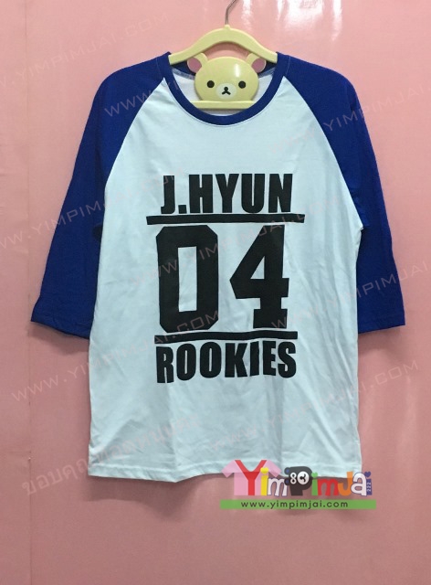 เสื้อยืด สีขาว แขนสามส่วนน้ำเงิน สกรีนตามสั่ง J.HYUN 04 ROOKIES