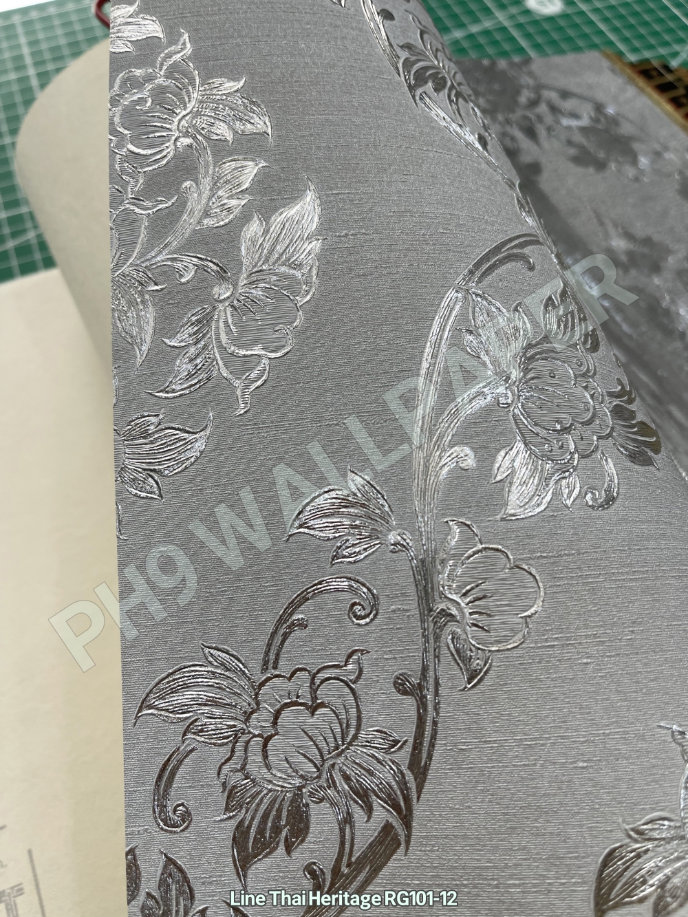 วอลเปเปอร์ลายไทย ดอกพุดตาน สีเงิน-เทา RG101-12