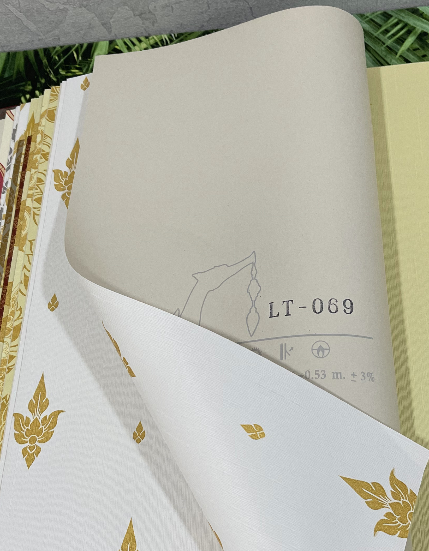 วอลเปเปอร์ติดผนังลายไทย ทองพื้นขาว LT-069