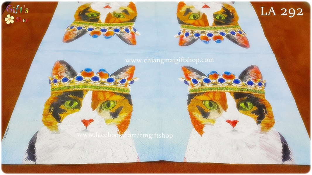กระดาษแนปกิ้น ลายแมวสามสีสวมมงกุฎ แมวราชินี หน้าตรง พื้นหลังสีฟ้าอ่อน