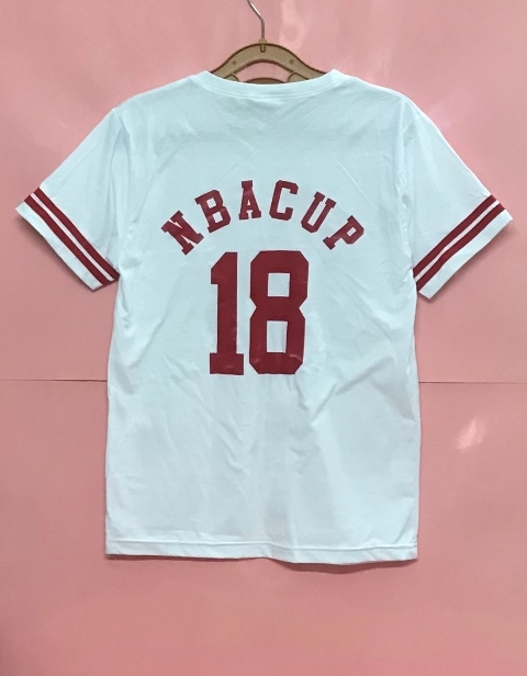 เสื้อยืดสีขาวแถบแขนแดง