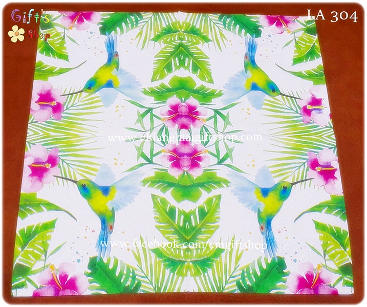 กระดาษแนปกิ้น ลายนกฮัมมิ่งเบิร์ดกำลังบิน นกสีเหลืองเขียวฟ้าคราม กินน้ำหวานจากดอกไม้ ดอกชบาสีขมพูแดง ในป่าใบไม้สีเขียว ทรอปิคอล พื้นหลังสีขาว