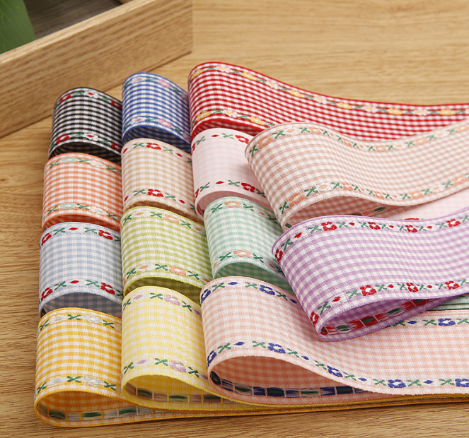 ริบบิ้นผ้าฝ้าย ลายสก๊อด ริมปักดอกไม้ ขนาด 38 มม.