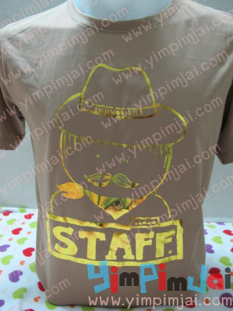 เสื้อยืดสีน้ำตาล สกรีนฟรอยทอง เสื้อ staff