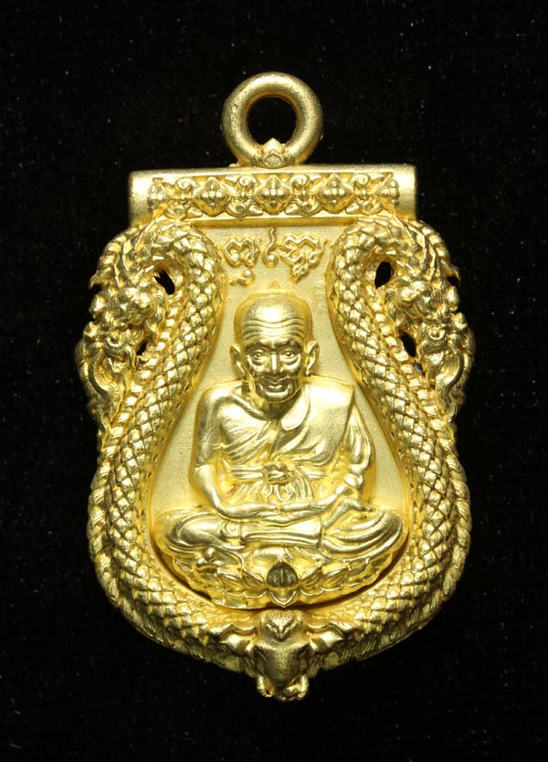 เหรียญเสมาหล่อ ฉลุลายยกองค์ หลวงพ่อทวดหลังไอ้ไข่ เนื้อ ทองระฆัง รุ่น ปาฎิหารย์ไอ้ไข่ มั่งมีทรัพย์ วัด เสมาเมือง จ.นครศรีธรรมราช ปี 2562 พิมพ์ใหญ่ ขนาดความสูง 4.5 ซม.