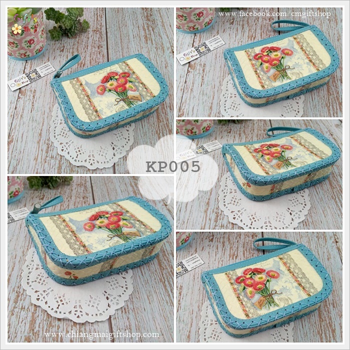 กระเป๋ากกสานขอบหนังลงลายเดคูพาจ ลายช่อดอกไม้ ขอบหนังสีฟ้า รหัส KP005